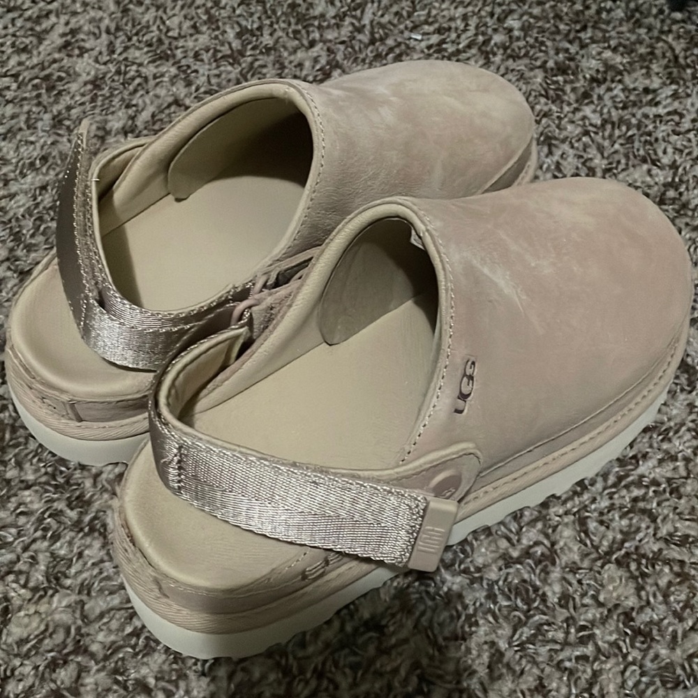 Uggs Goldenstar Clogs 7.5 Brand NEW